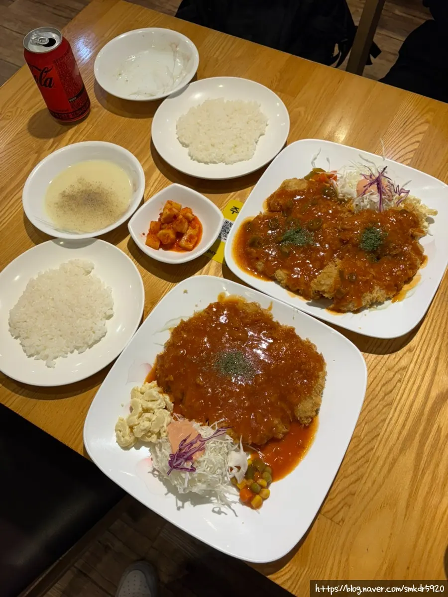 공기밥과 깍두기가 함께 나온 돈까스 한 상