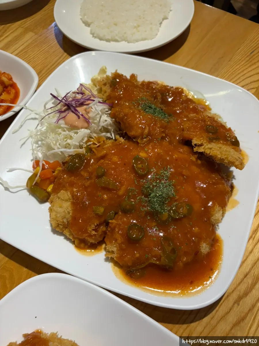매운돈까스 곱배기 한 접시