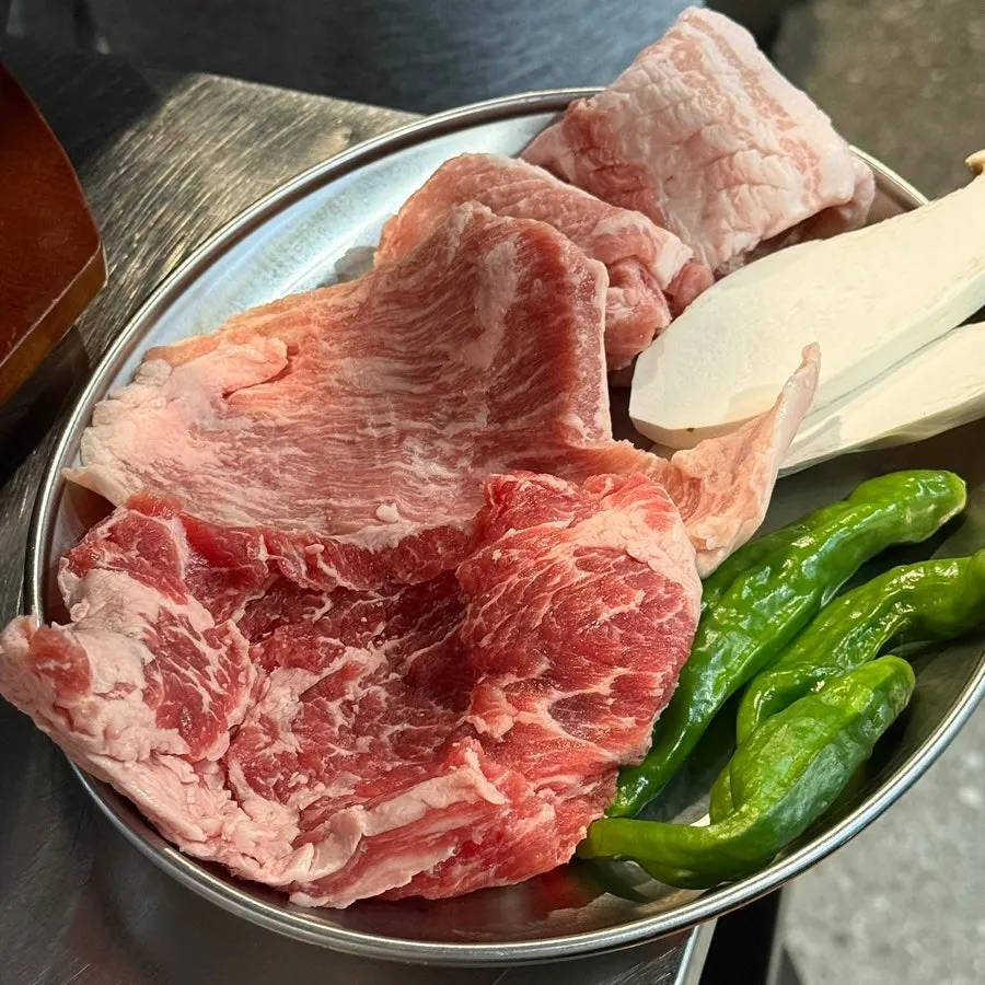 SET A meat plate with fresh ribs, flower hanjeongsal, and imperial cut