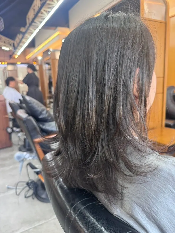 볼륨을 살린 앞머리와 중단발 펌 스타일
