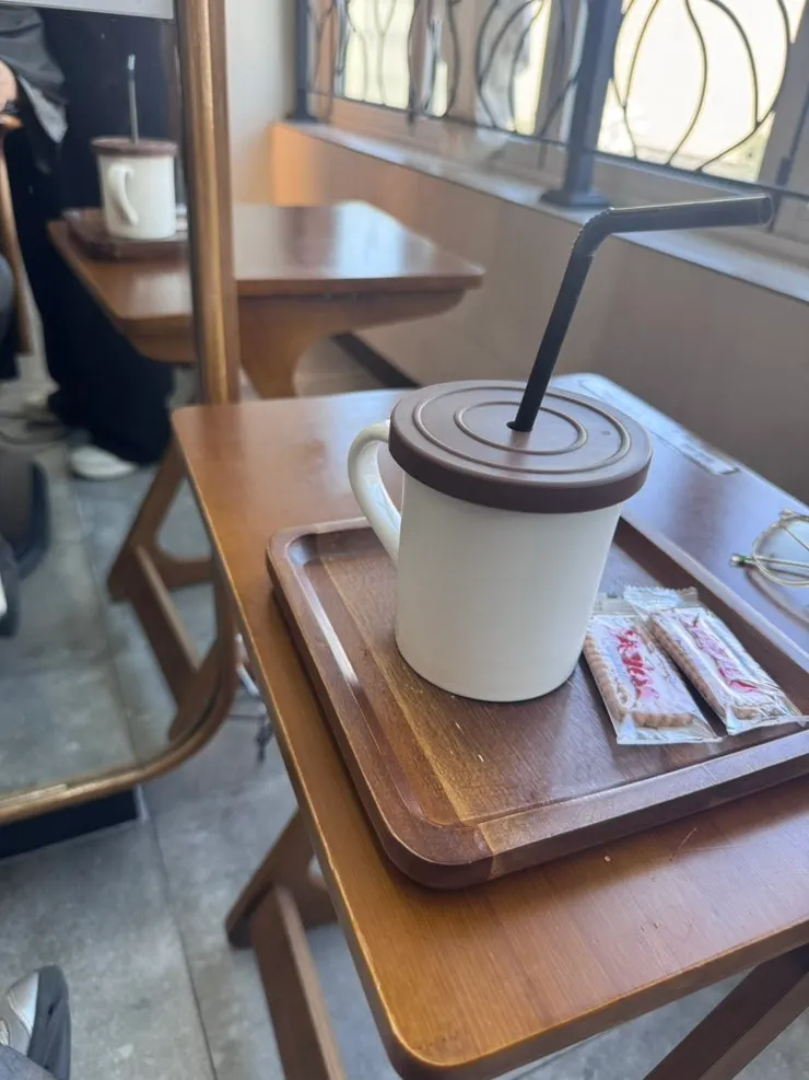 손 케어를 받으며 펌을 기다리는 모습