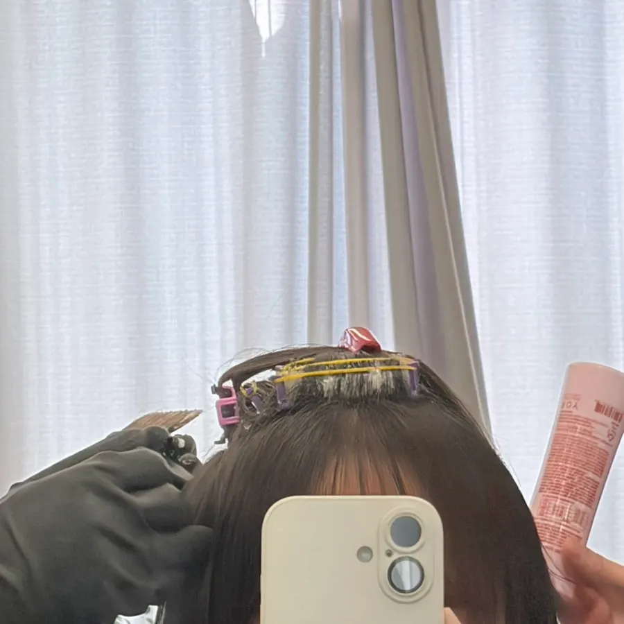 뿌리펌 시술을 받는 모습