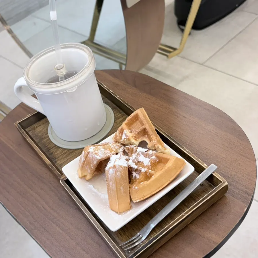 펌 대기 중 제공된 와플과 시럽