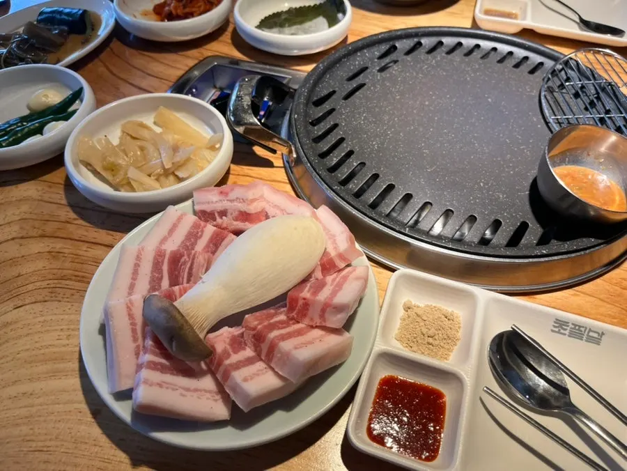 Thick ogyeopsal grilling on the pan