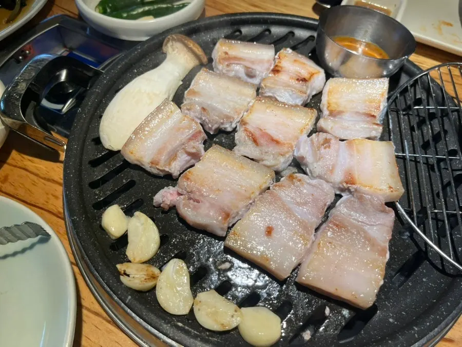 Fully grilled ogyeopsal with dipping sauce
