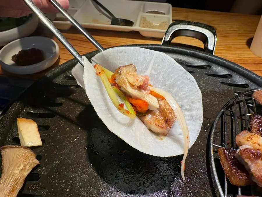 Grilled ogyeopsal wrapped with side dishes