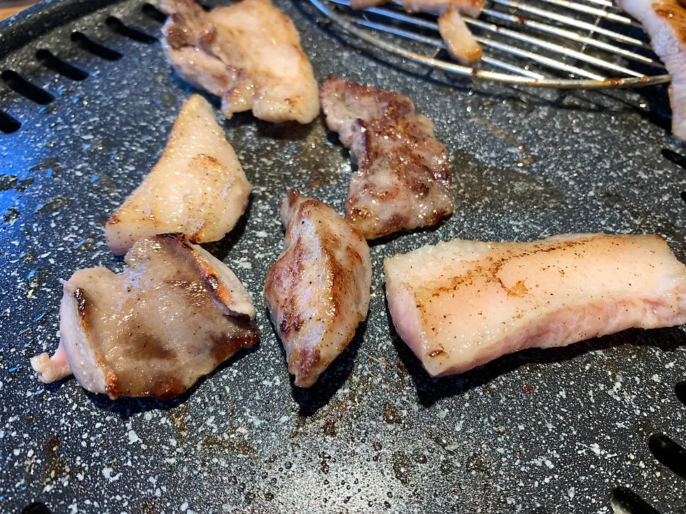Real dwitgogi placed on the grill