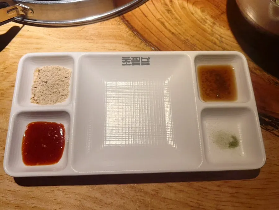백김치와 장아찌 3종이 놓인 반찬 상차림