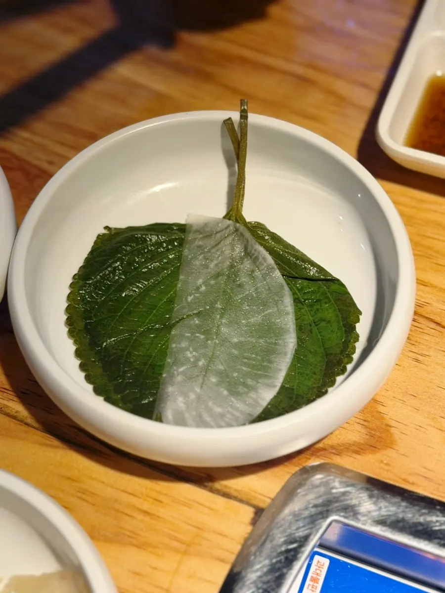 얇게 썬 매콤한 무생채 반찬
