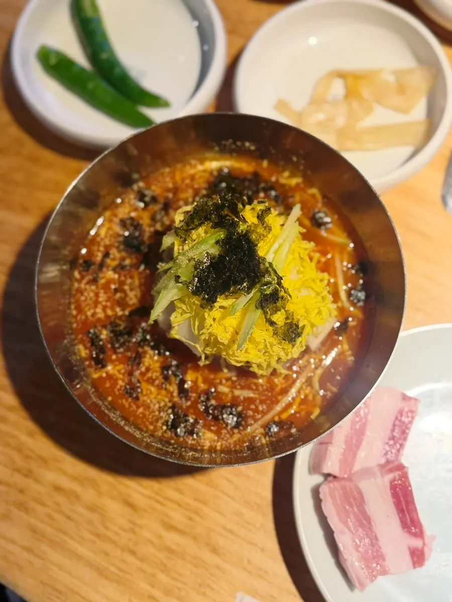 불판에서 구워지는 오겹살