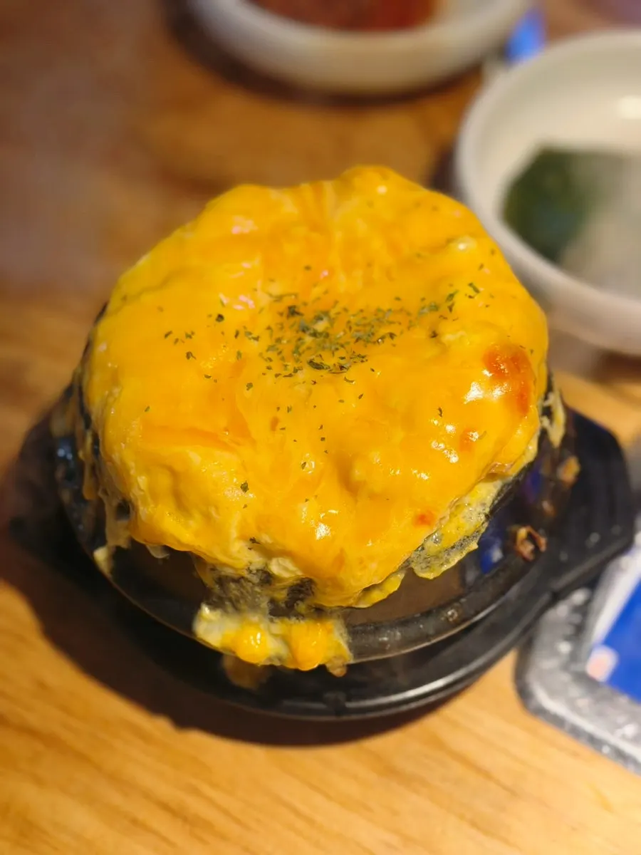 노릇하게 익은 오겹살 근접 사진