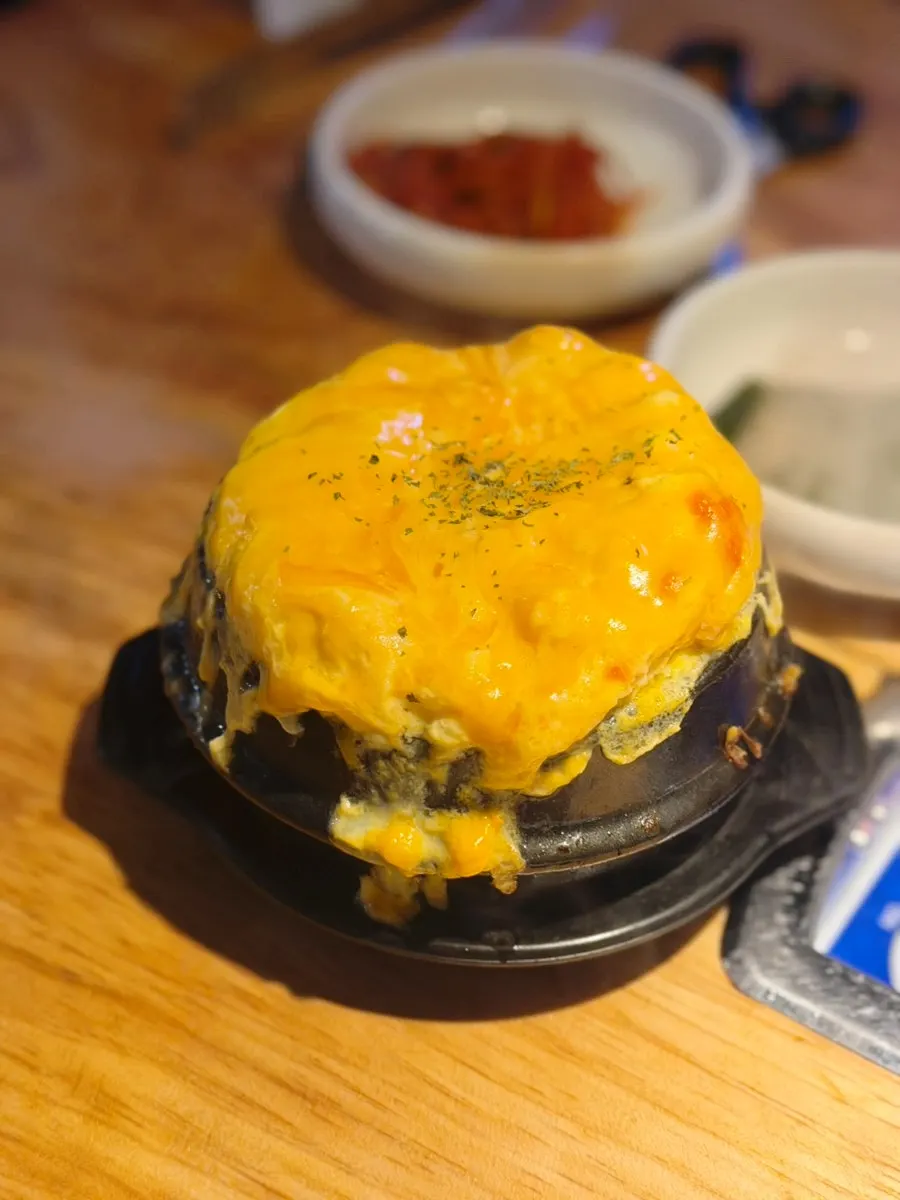 다 익은 오겹살을 반찬과 곁들인 모습