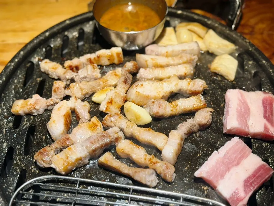 초필살 섞기냉면과 더블치즈계란찜 상차림