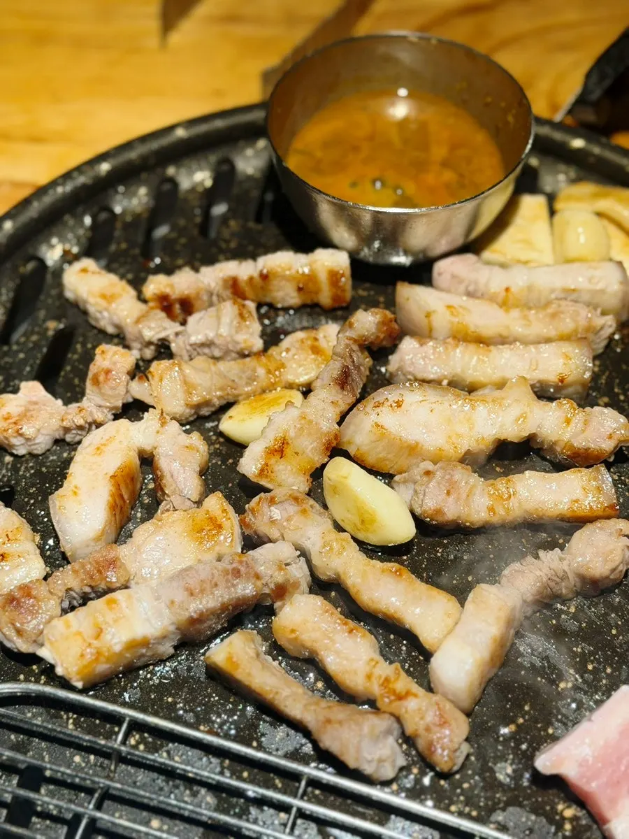 초필살 섞기냉면 근접 사진