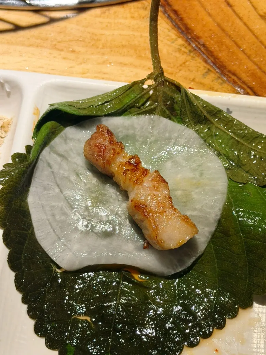 오겹살과 냉면, 계란찜을 함께 담은 접시
