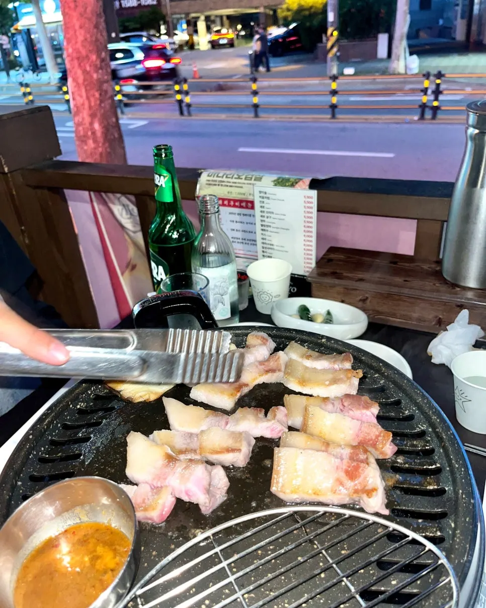 홍대입구역 초필살돼지구이 홍대점 외관