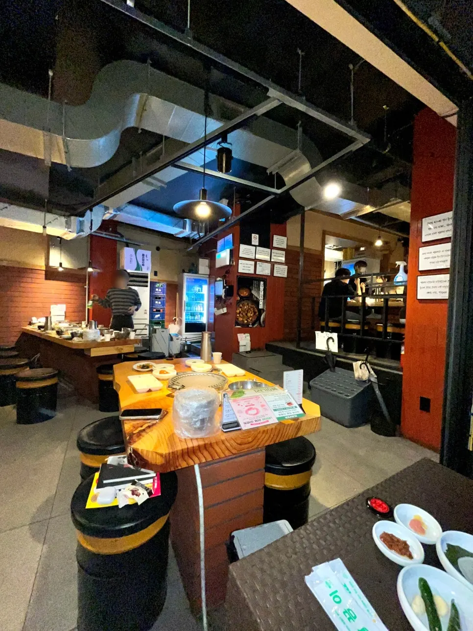 초필살돼지구이 홍대점 1, 2층 매장 내부