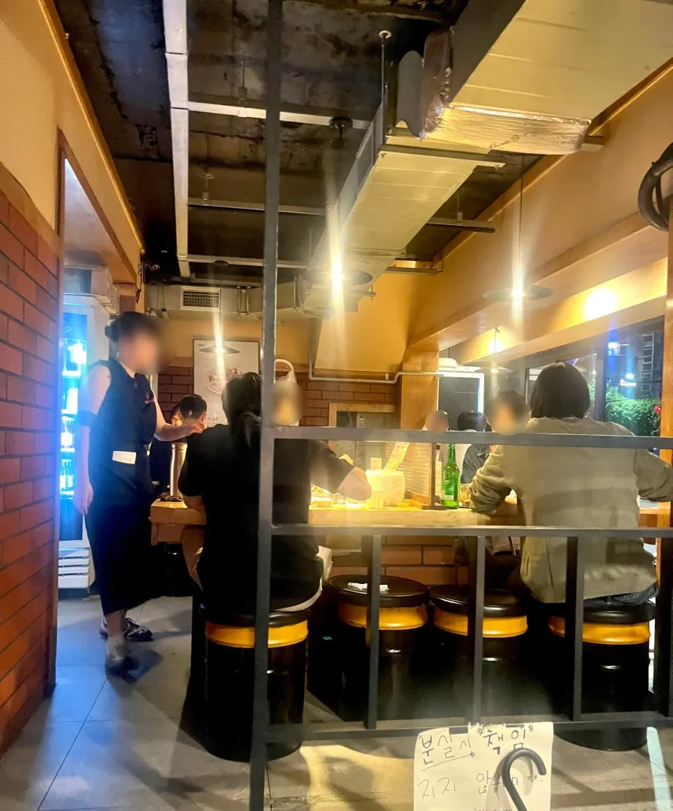 초필살돼지구이 홍대점 테이블과 불판