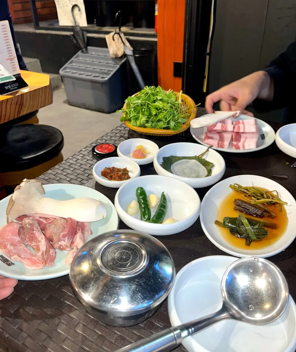 소금 오겹살과 뒷고기 생고기 상차림