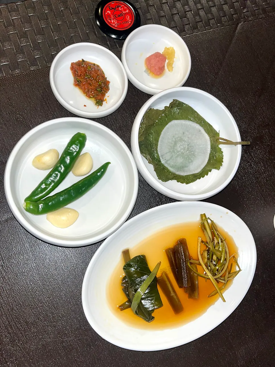 쌈무와 명이나물, 생채 등 밑반찬
