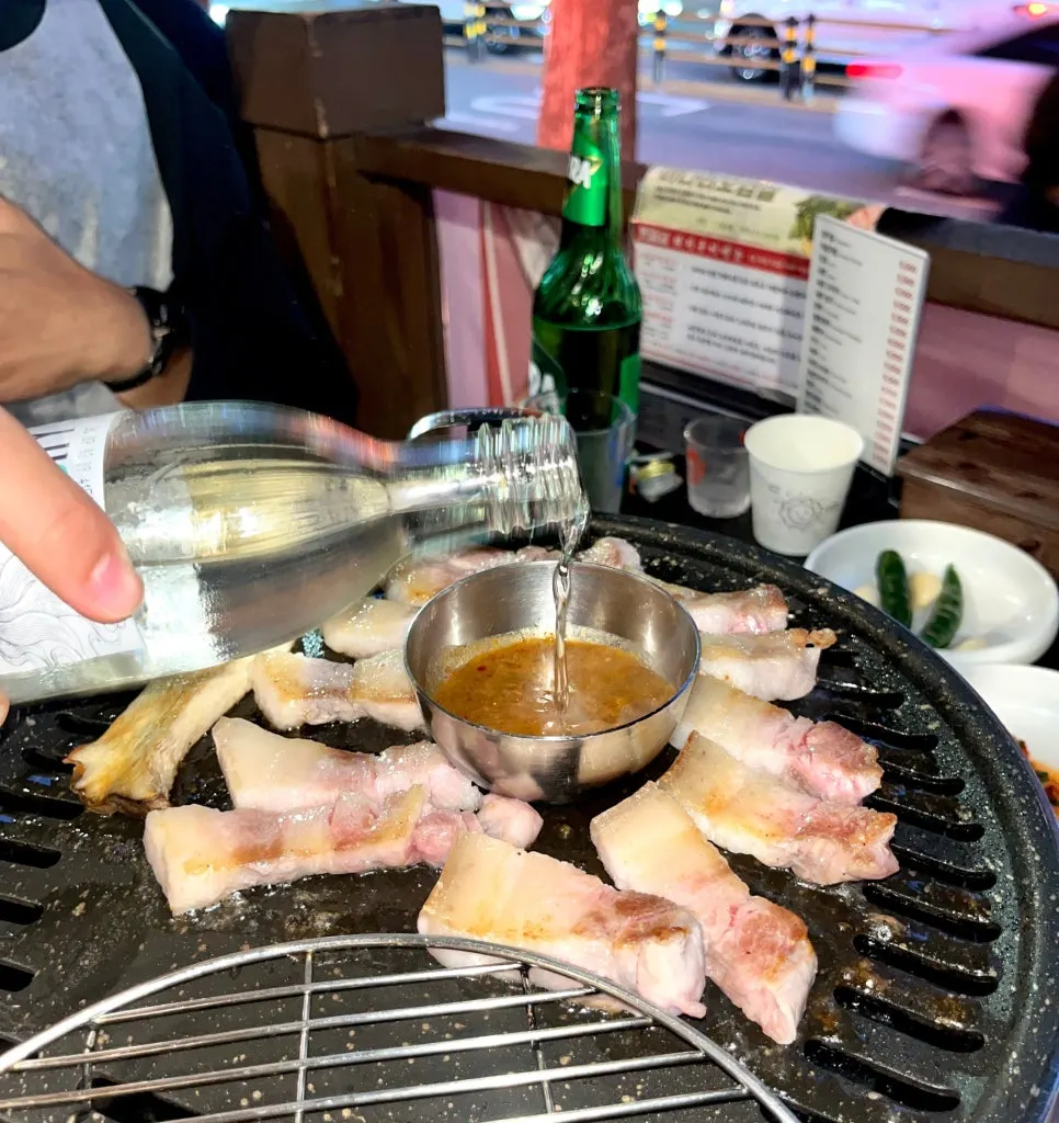 야장 불판에서 구워진 소금 오겹살