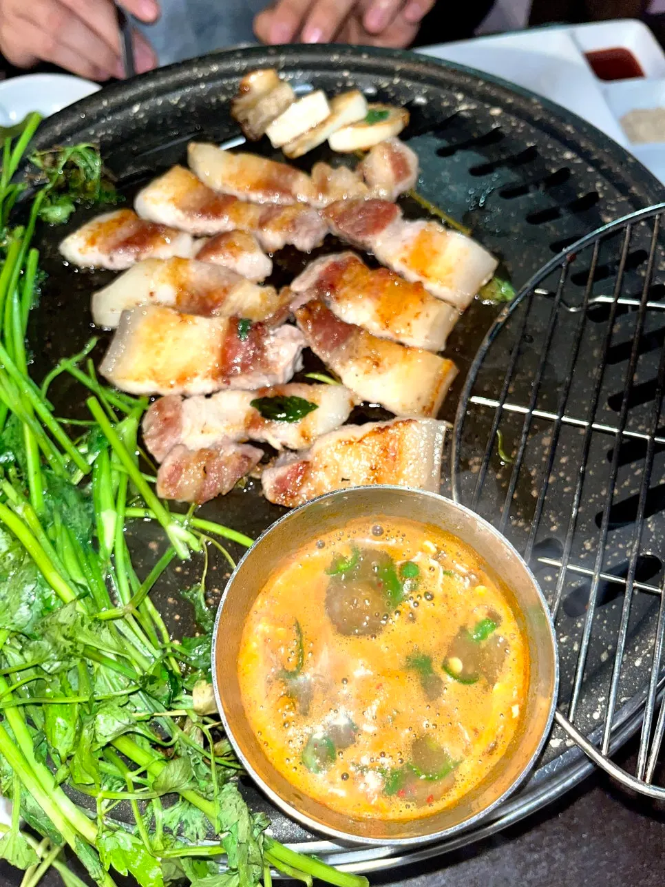오겹살과 미나리 조합 클로즈업