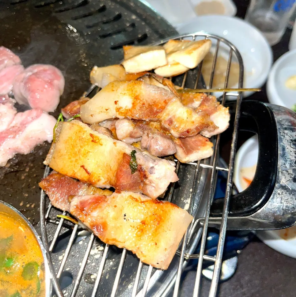 야장 불판 위 익어가는 고기