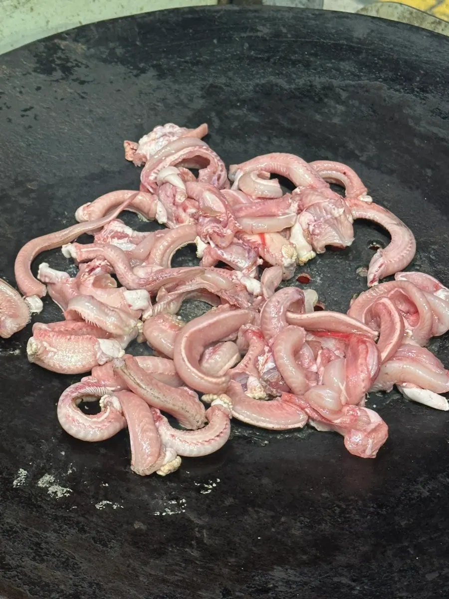 블루리본서베이 수록 스티커가 붙은 입구