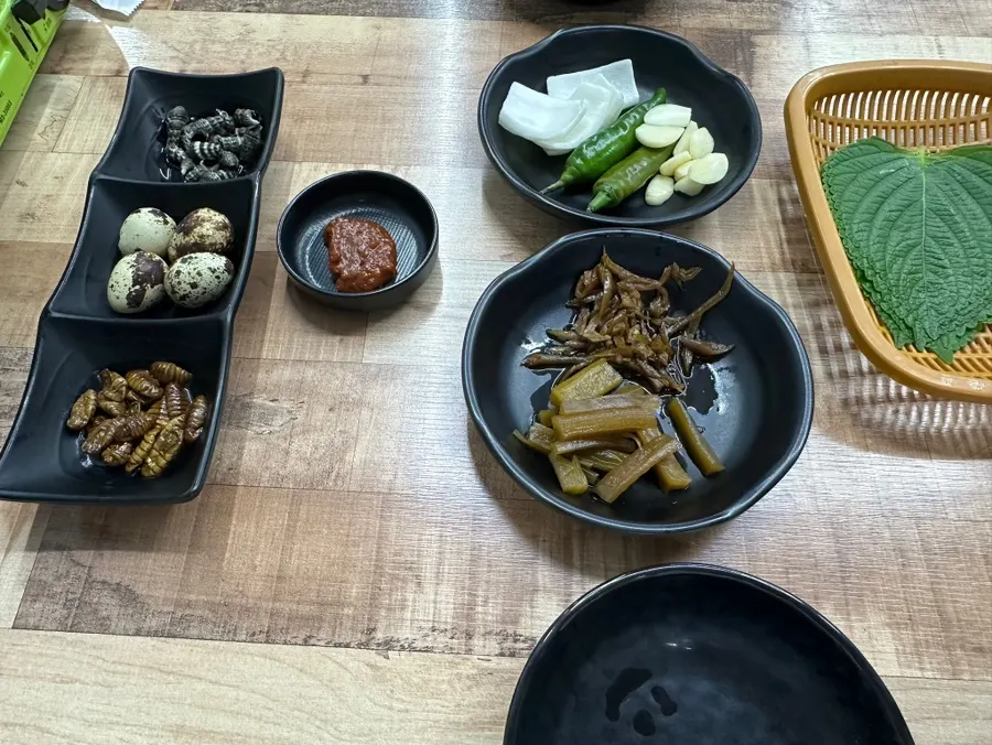메추리알과 번데기 등 기본 밑반찬 상차림