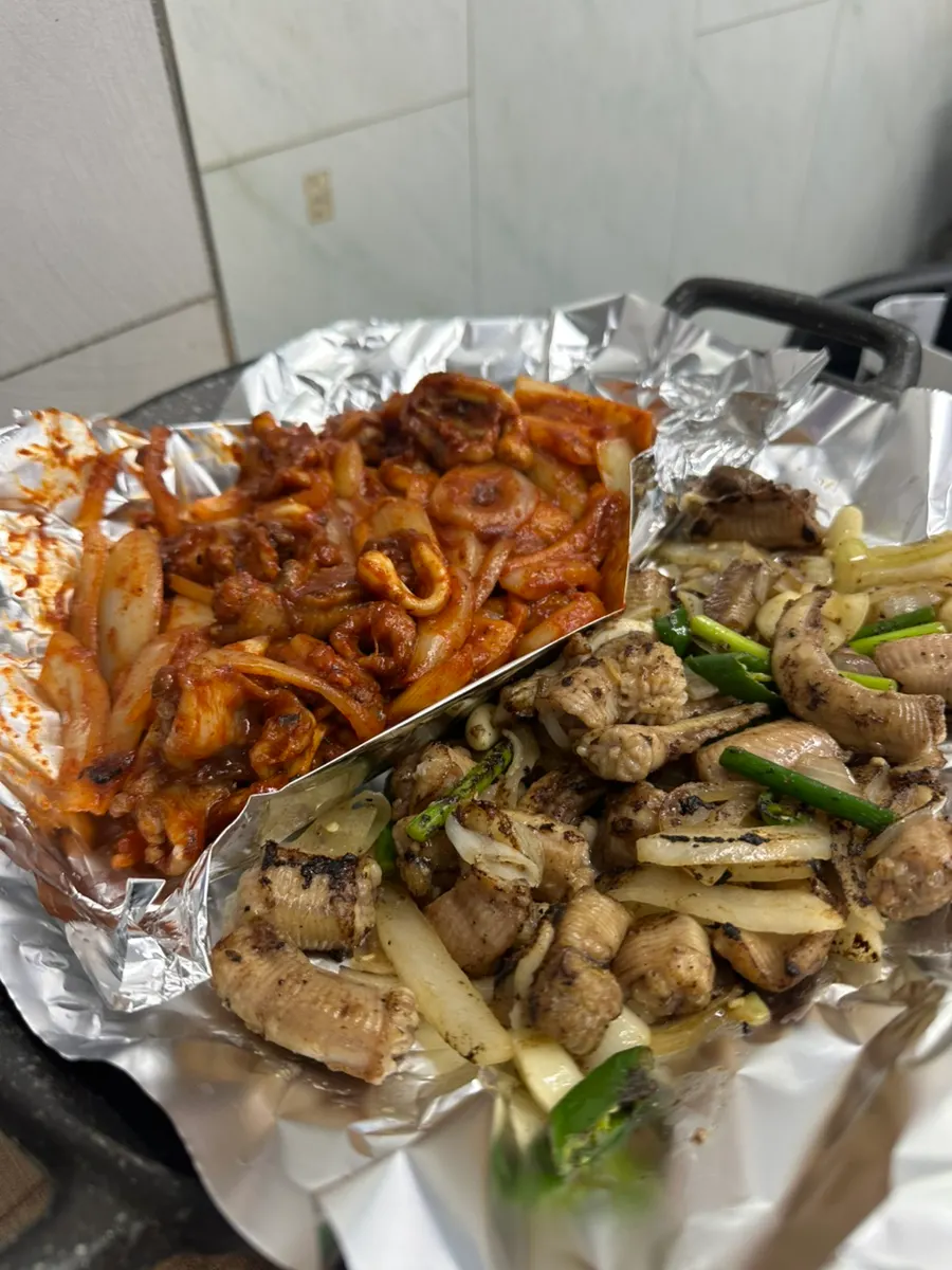 철판 위 소금구이와 양념구이 반반