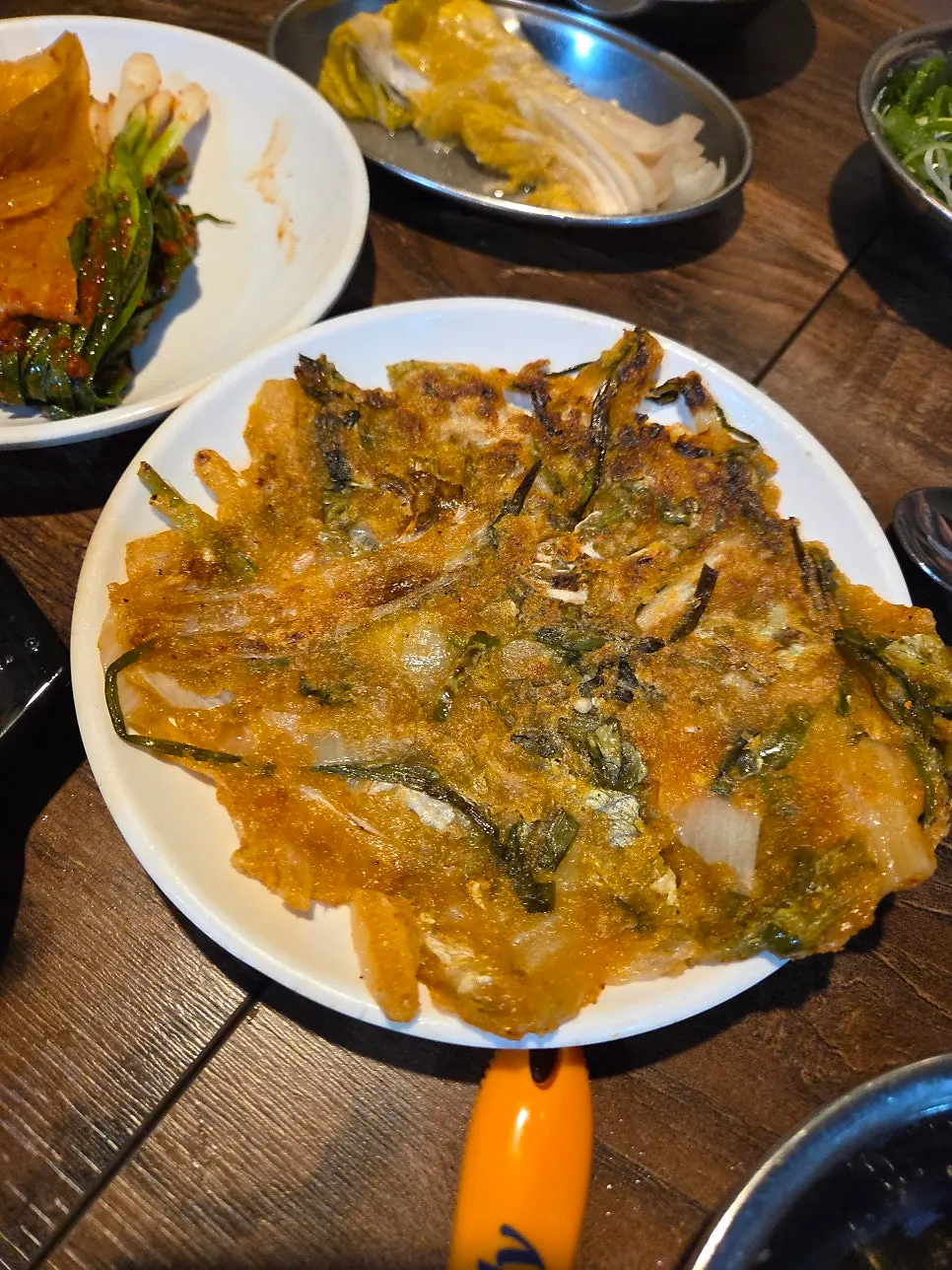 양념 없는 생갈비 고기 접시