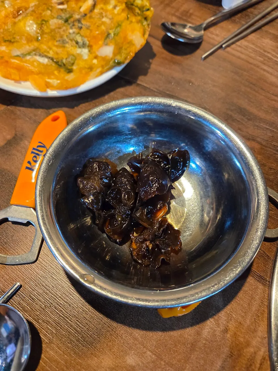 기본찬으로 나온 파김치와 쌈채소
