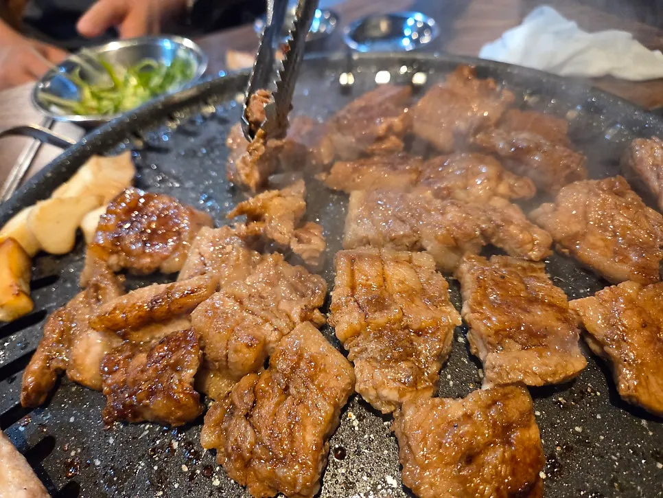 불판에 살짝 구운 파김치와 돼지갈비