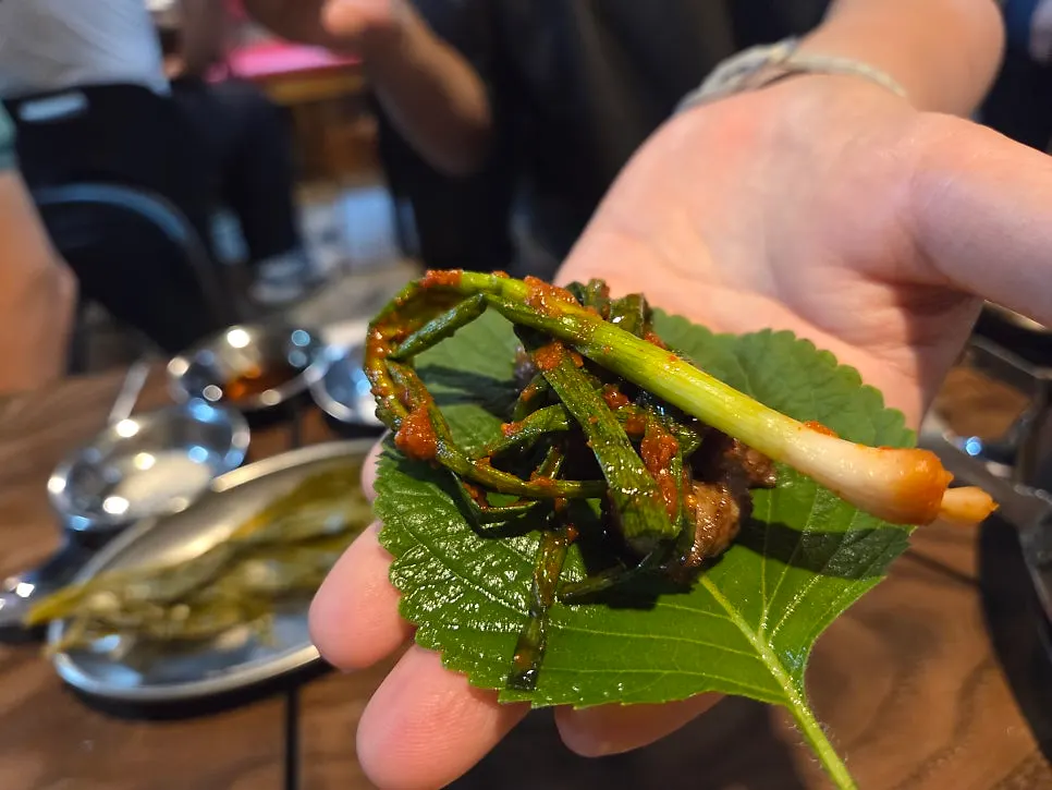 백김치와 묵은지 등 기본찬 상차림