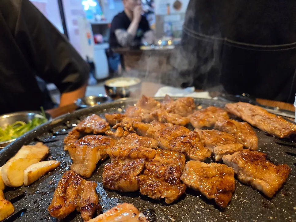 쌈채소에 올린 돼지갈비와 파김치