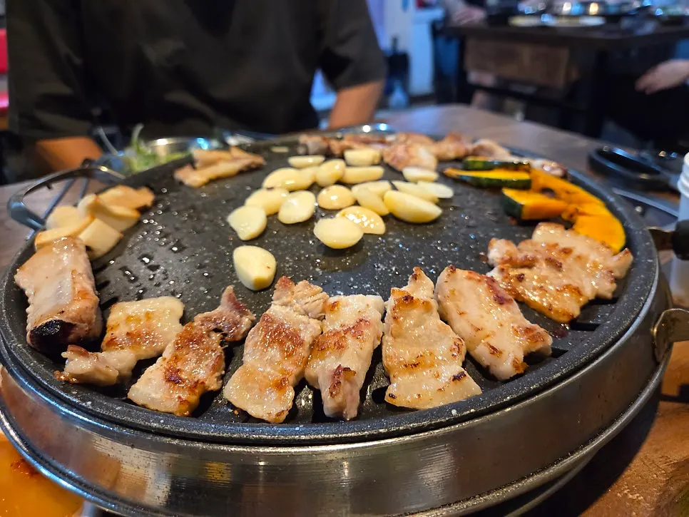 흰밥과 함께 먹는 돼지갈비 한 점