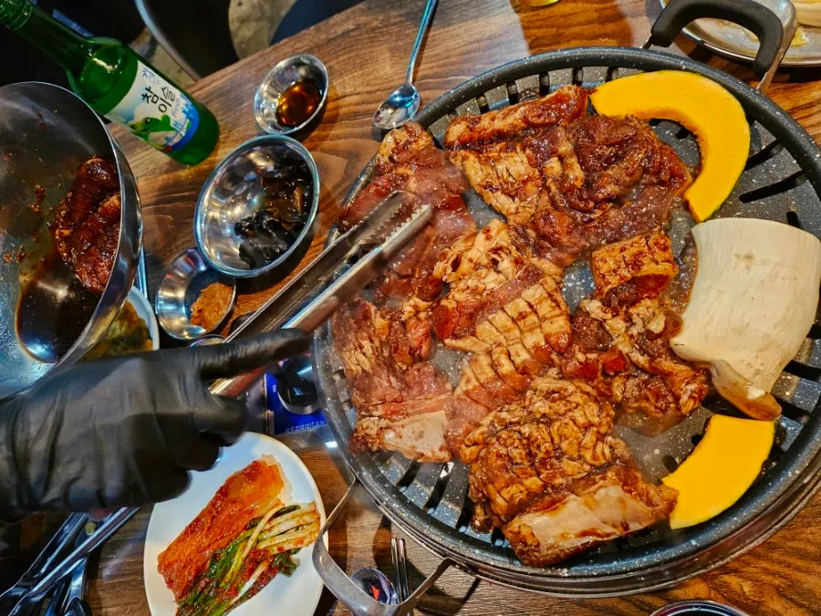 Choryang Hyeongje Galbi fully booked on a weekday evening