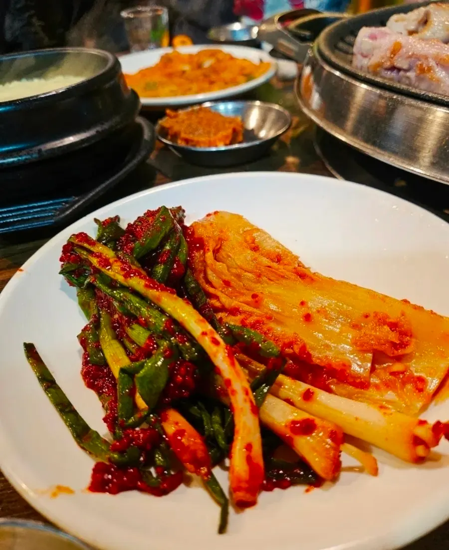 Basic side dishes: scallion salad, white kimchi, scallion kimchi, kimchi pancake, steamed egg