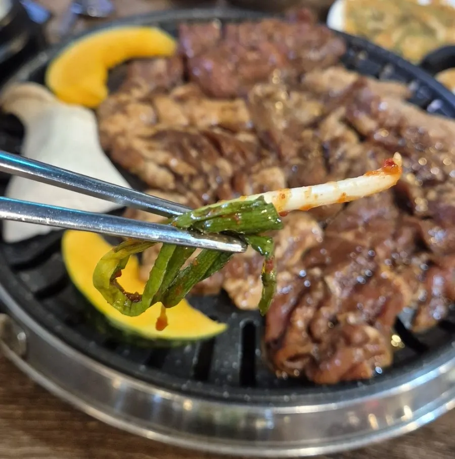 반찬으로 나온 부침개 한 조각