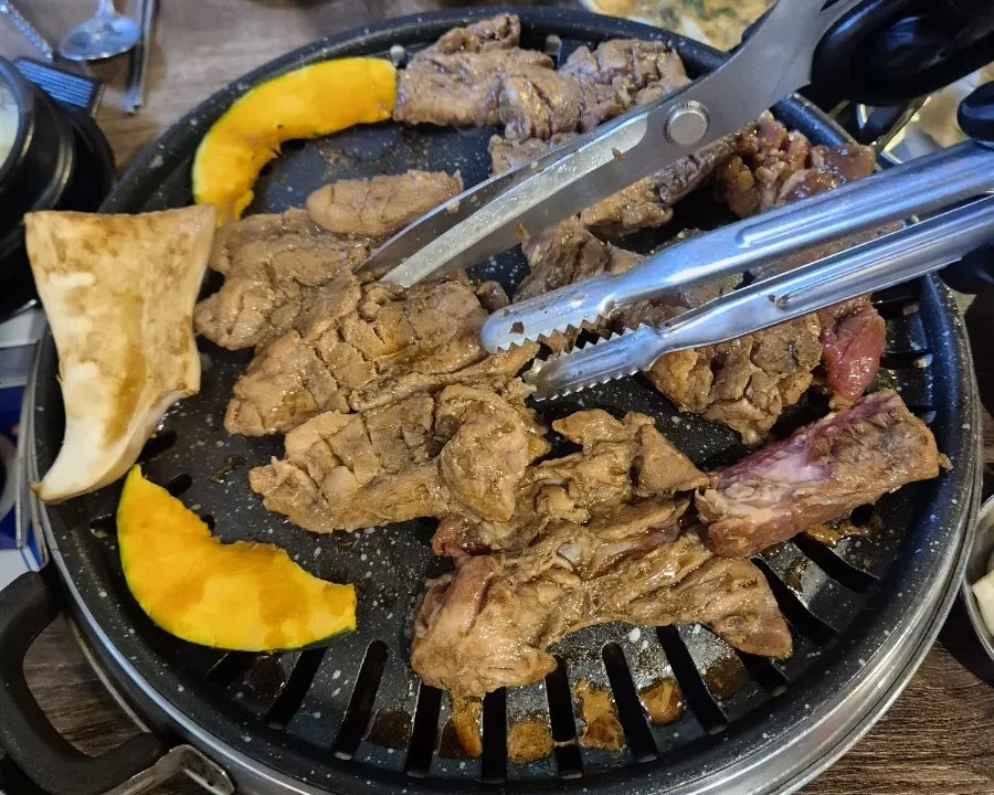 직원이 불판에서 구워주는 돼지갈비