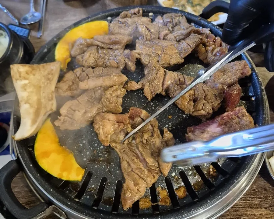 큼직하게 잘라 구운 양념 돼지갈비