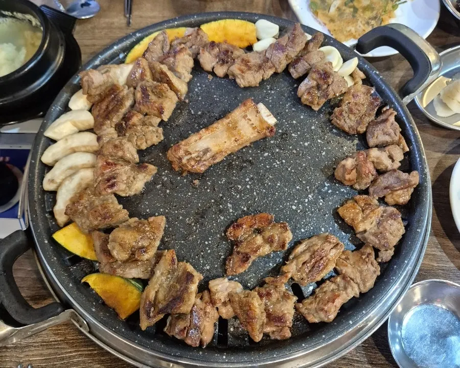 불판 가득 익어가는 양념갈비