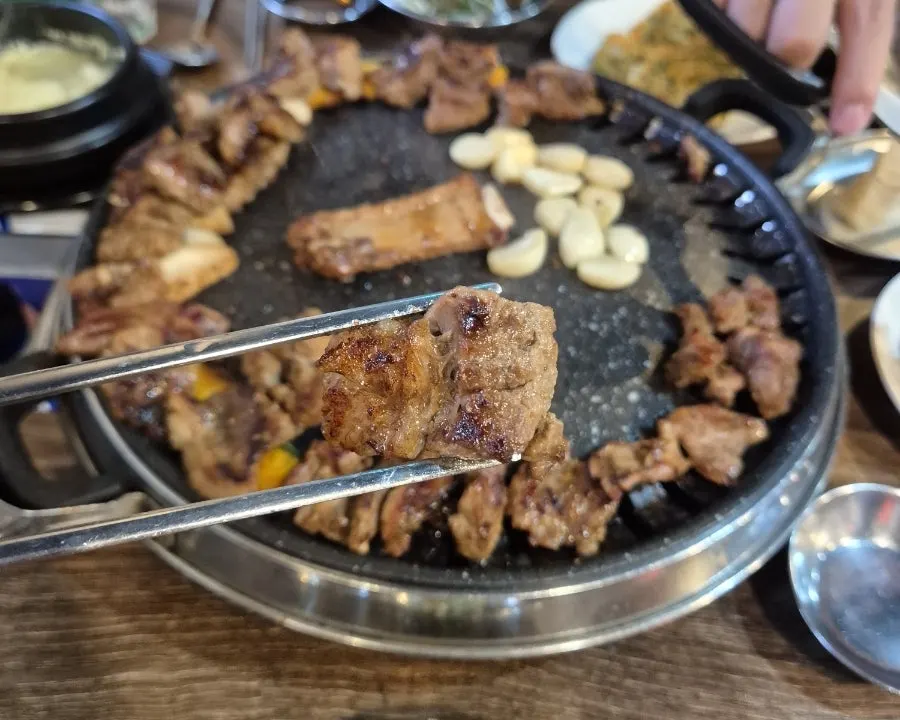 노릇하게 익은 돼지갈비와 갈빗대