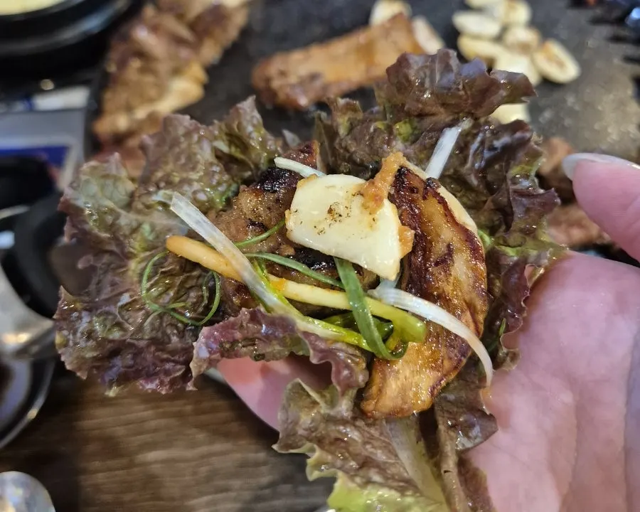 잘 익은 갈비와 함께 구운 버섯 단호박