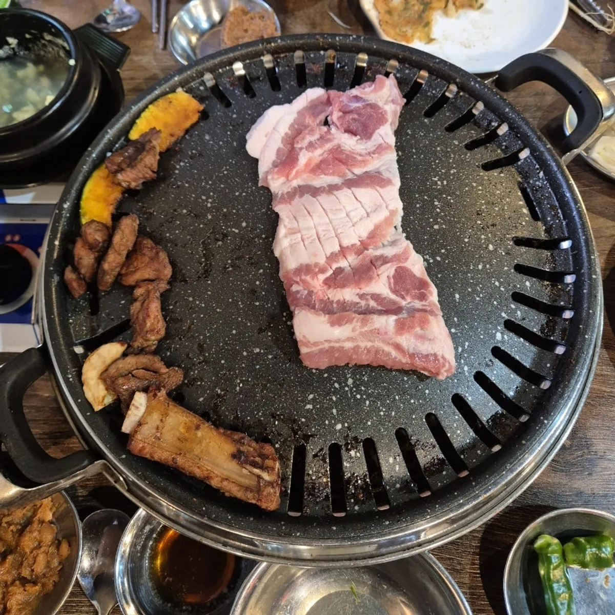 갈비 한 점과 파김치 조합