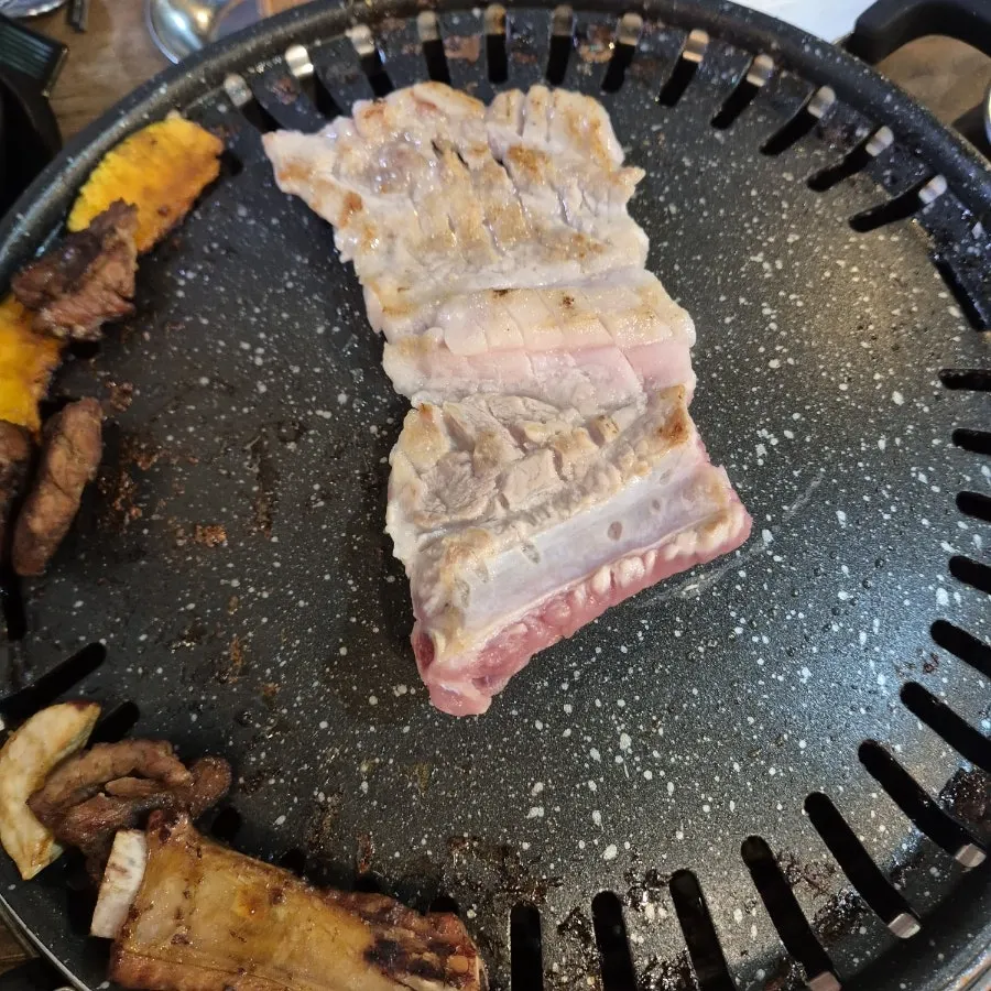 구워진 돼지갈비 한 점 클로즈업