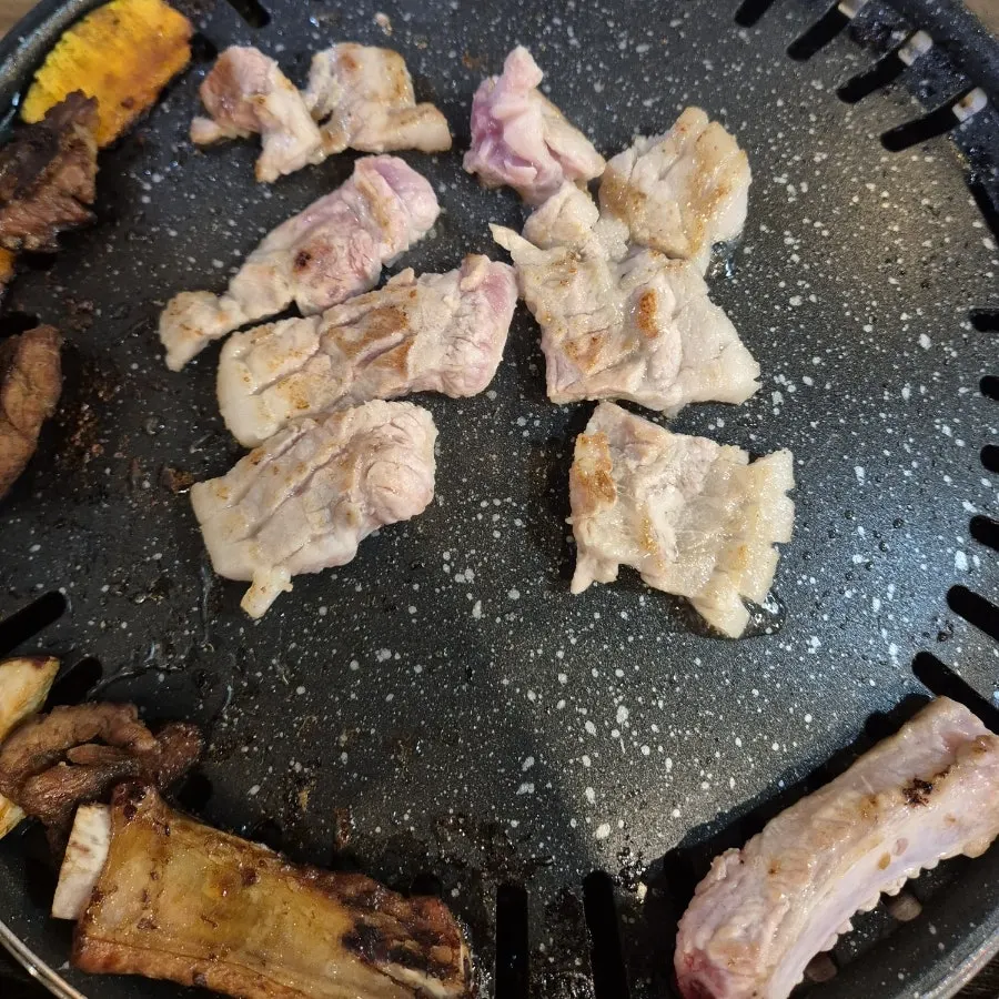 불판에서 구워지는 생갈비