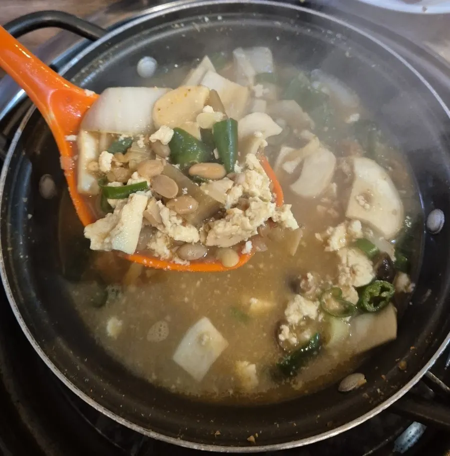 불판 위에 올려 끓여 먹는 된장찌개