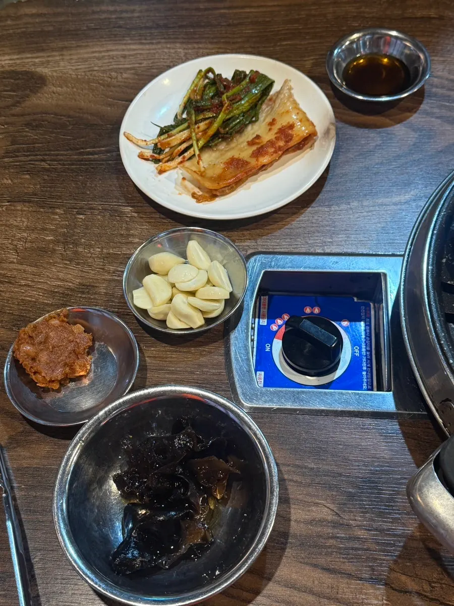 고깃집 테이블에 차려진 기본 반찬 한 상
