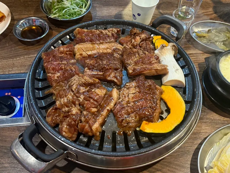 주문한 돼지갈비 3인분 고기 접시